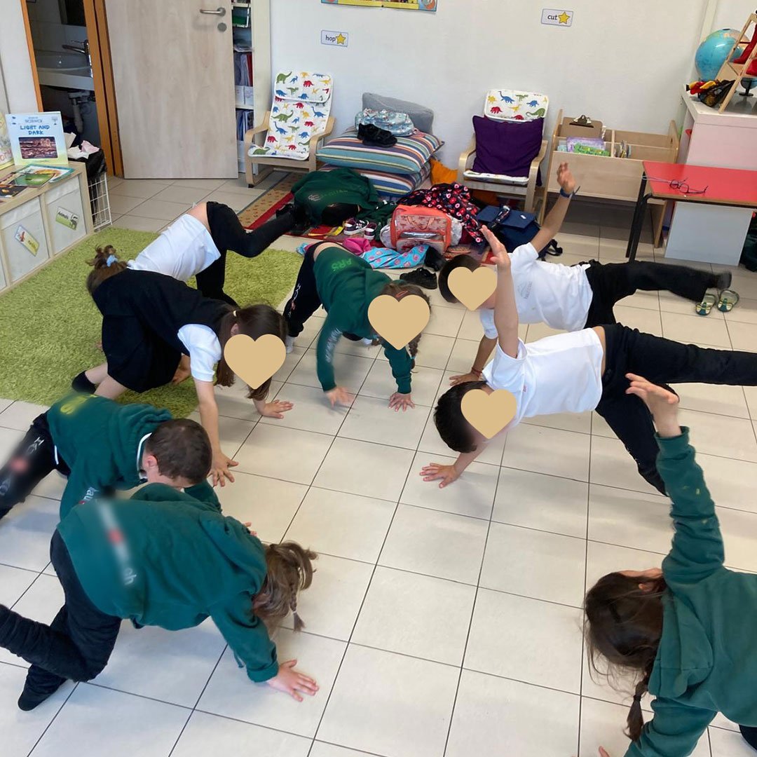 Enfants participant à une activité corporelle
